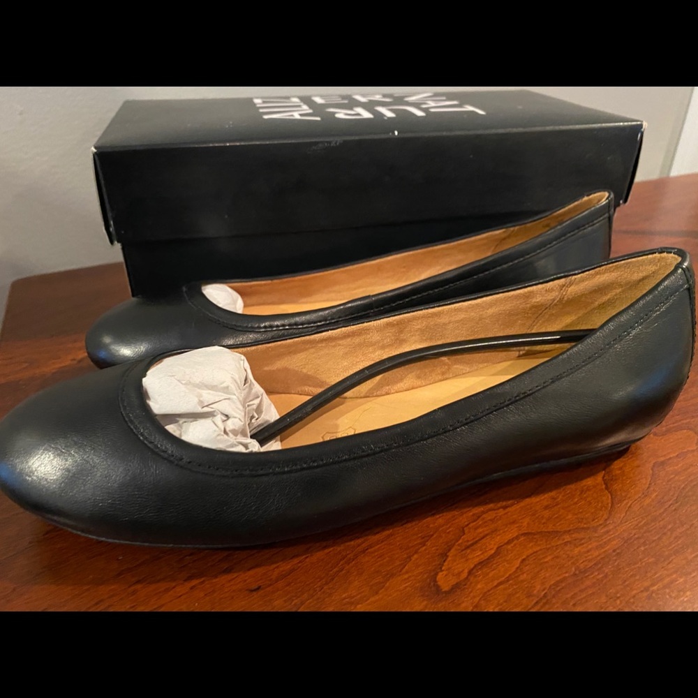 NATURALIZER FLAT SHOE - BLACK - BRAND NEW